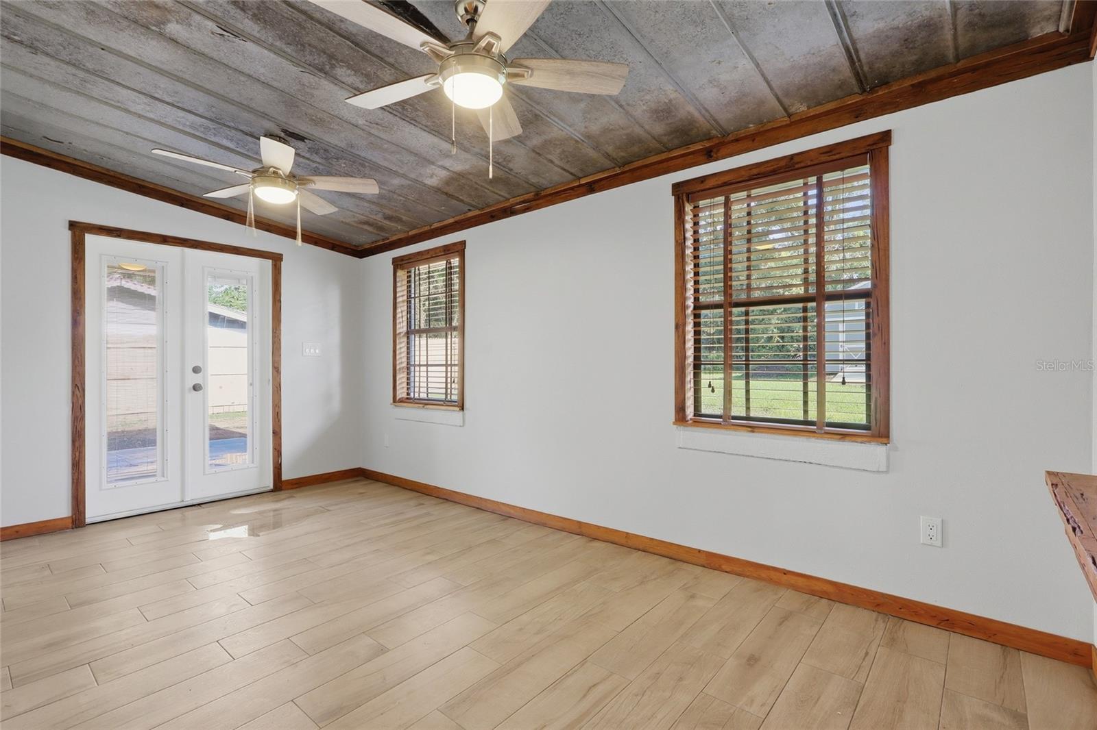 37715 Dixie Ave Property Photo 9