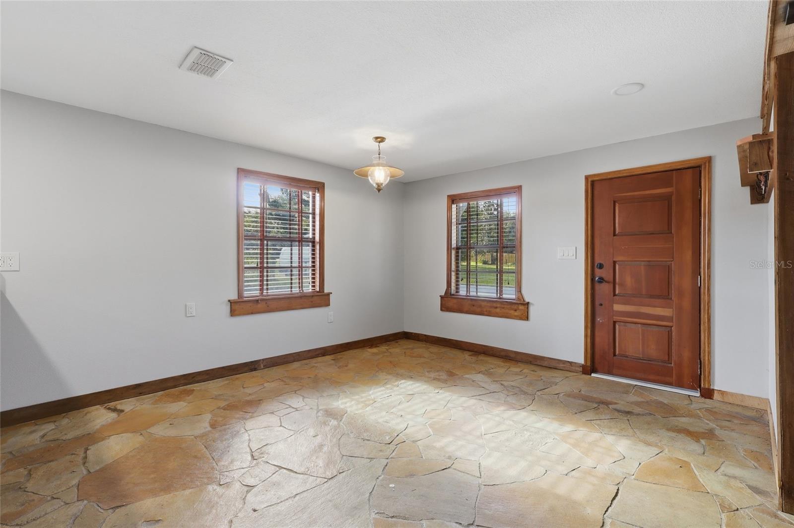 37715 Dixie Ave Property Photo 10