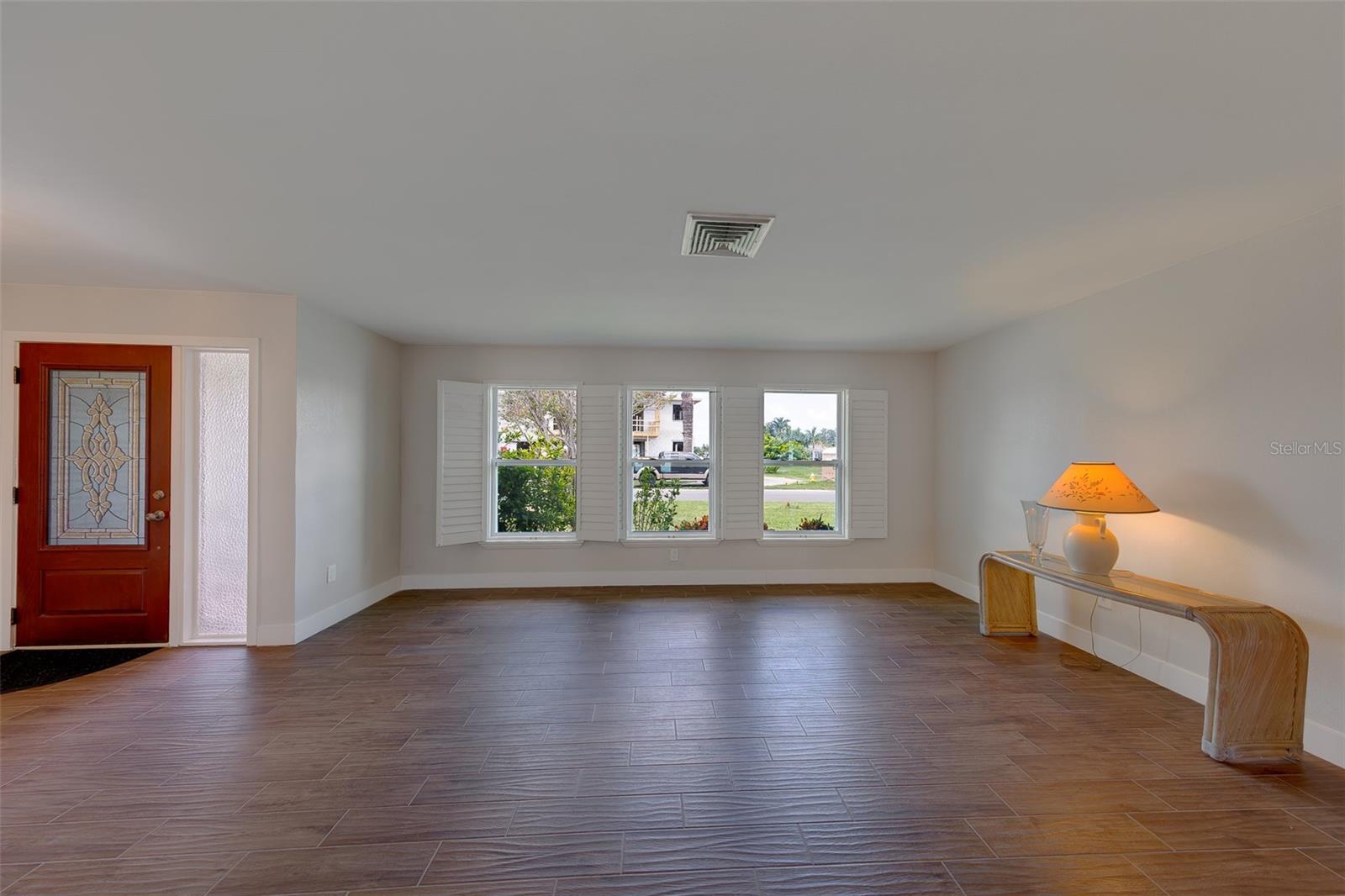 11602 Grove St Property Photo 6