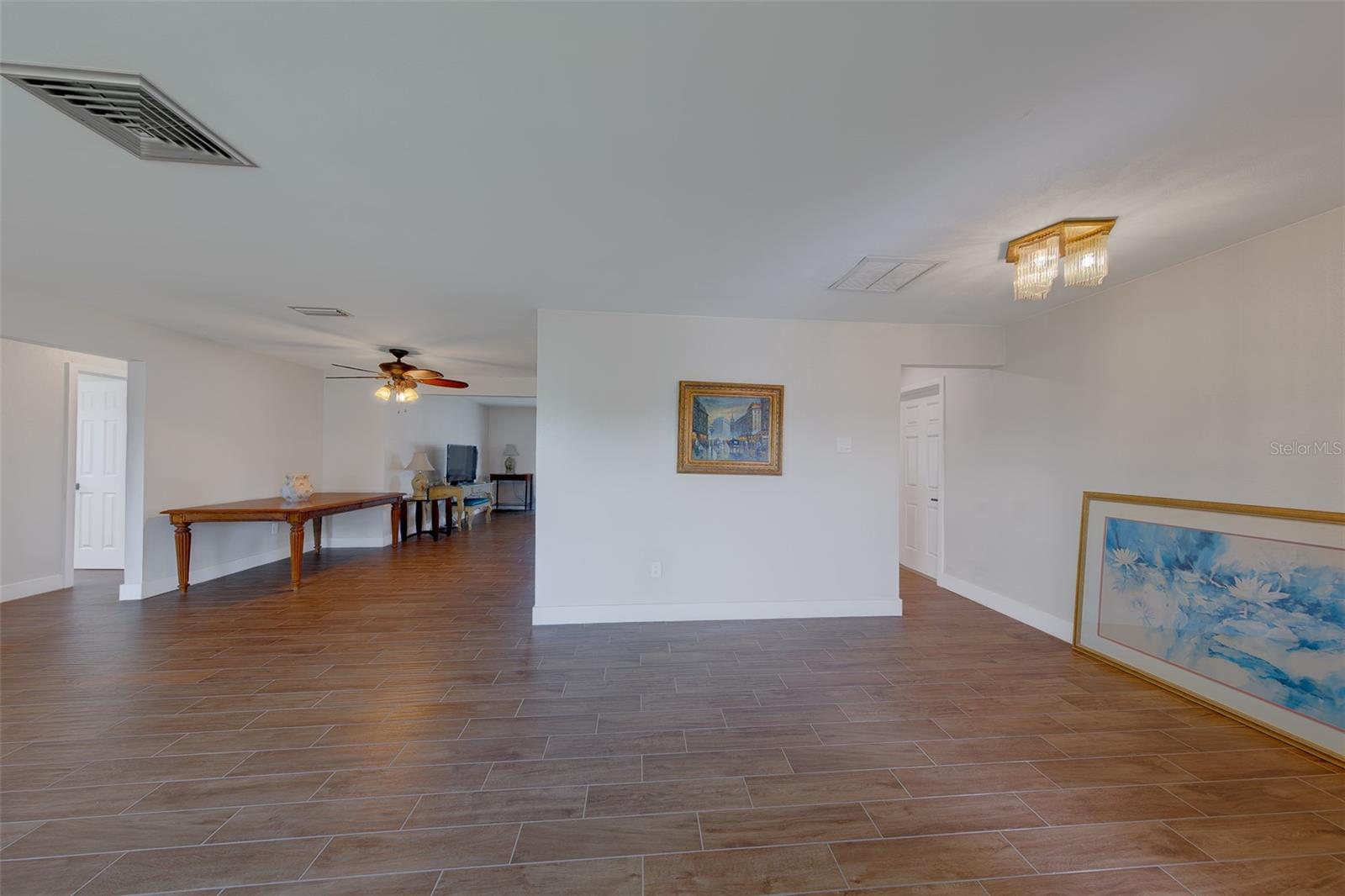 11602 Grove St Property Photo 8