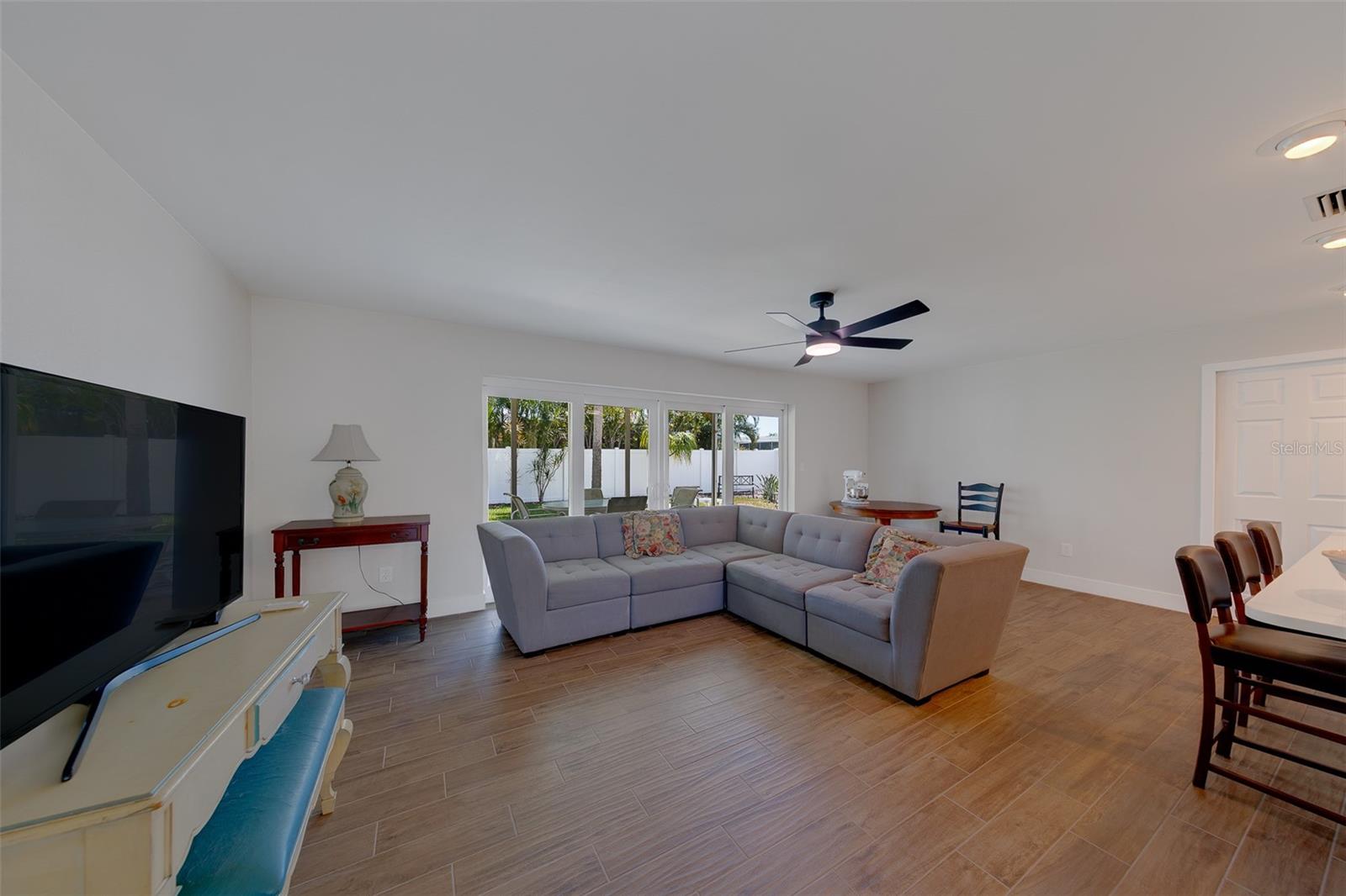 11602 Grove St Property Photo 20