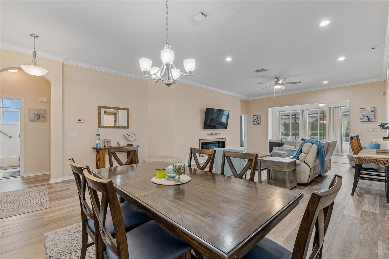 1119 Villeroy Dr Property Photo 8