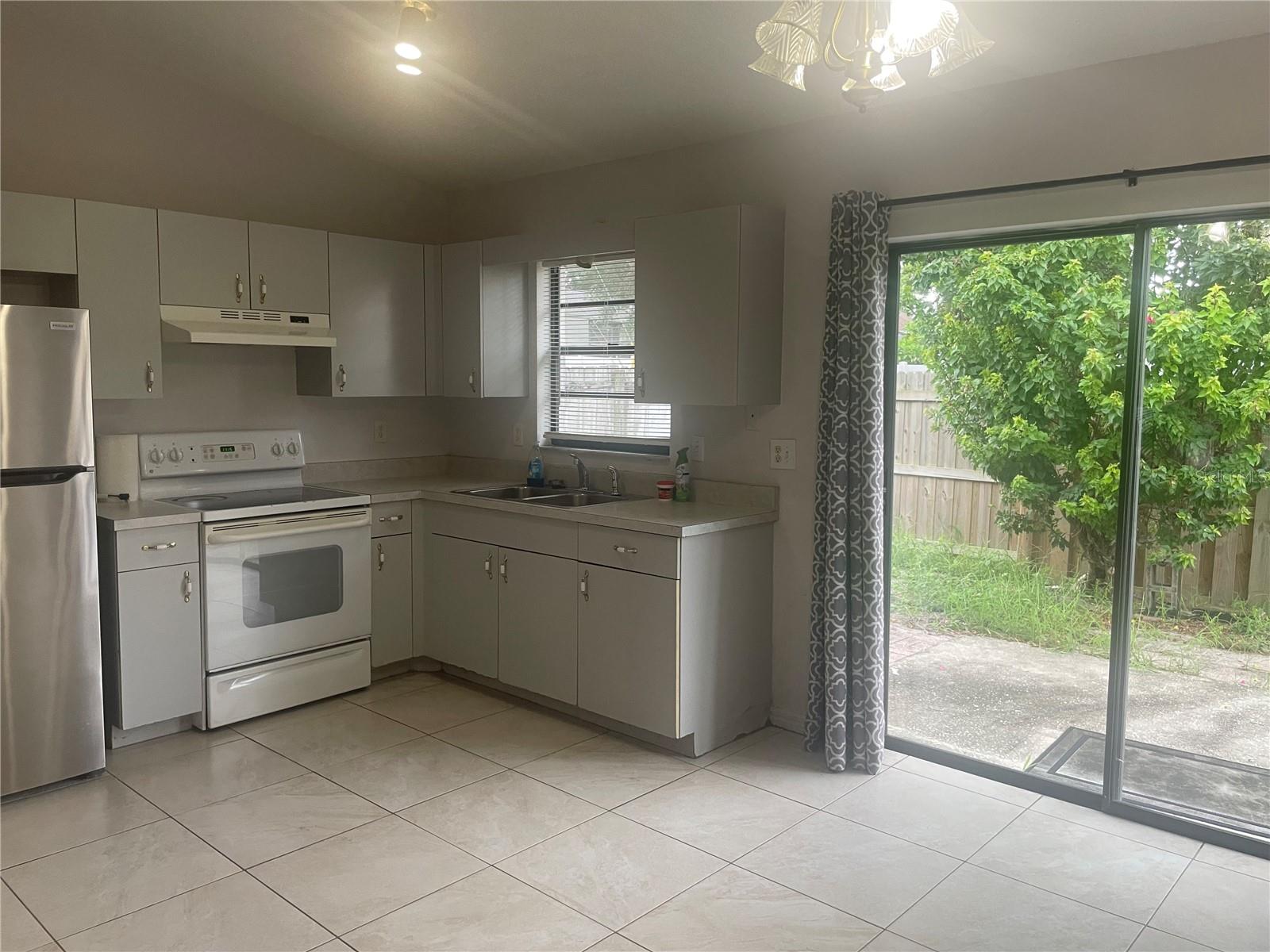 1349 Pierce St Property Photo 3