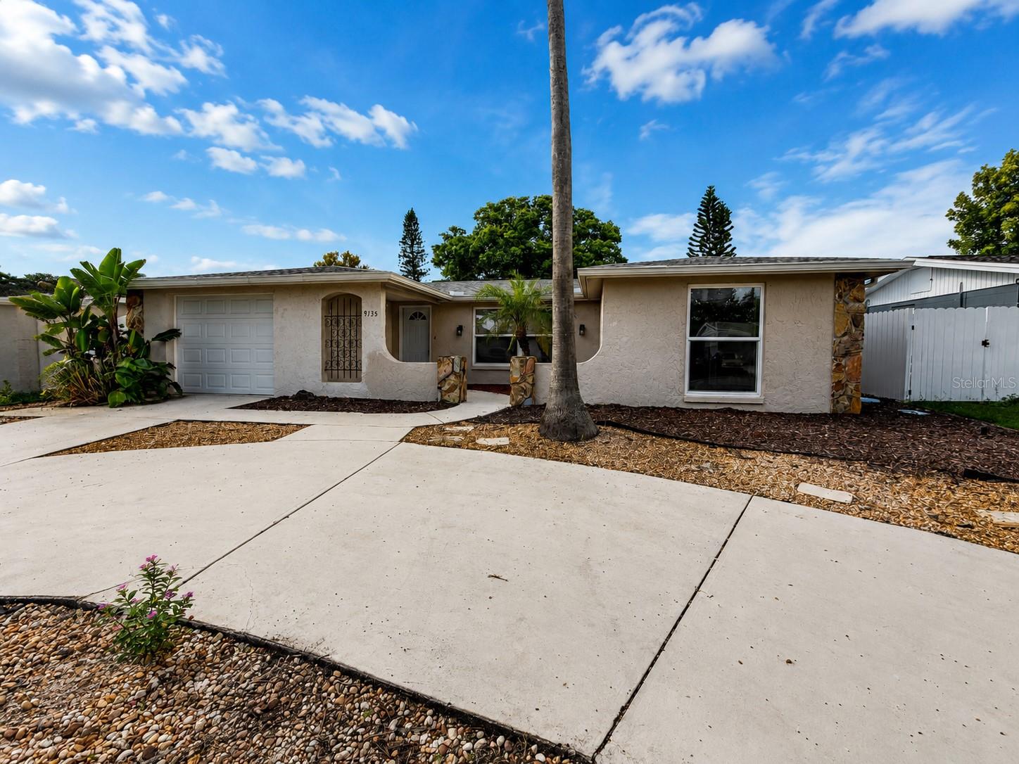 9135 Greenbriar Ln Property Photo 3