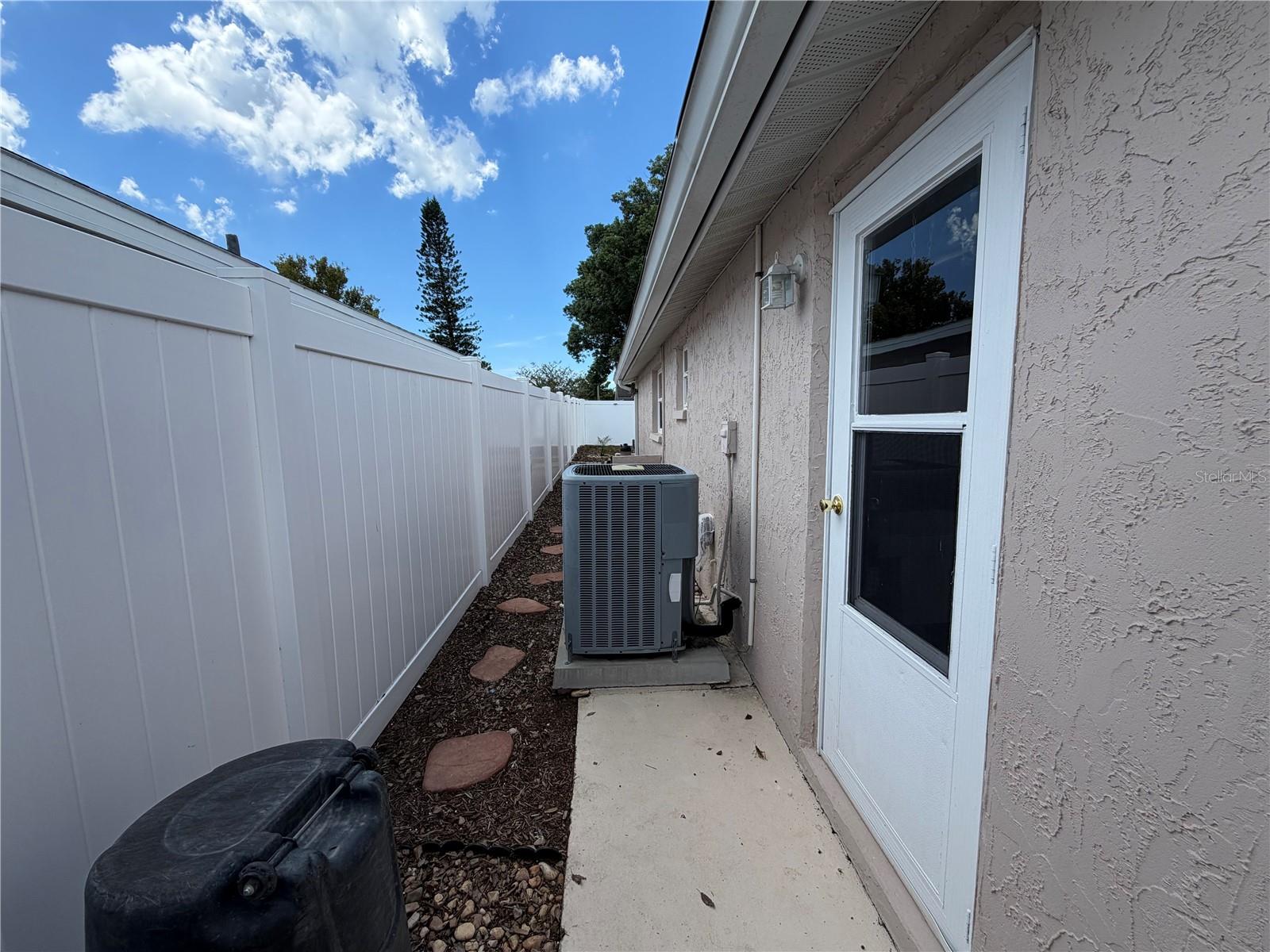 9135 Greenbriar Ln Property Photo 4