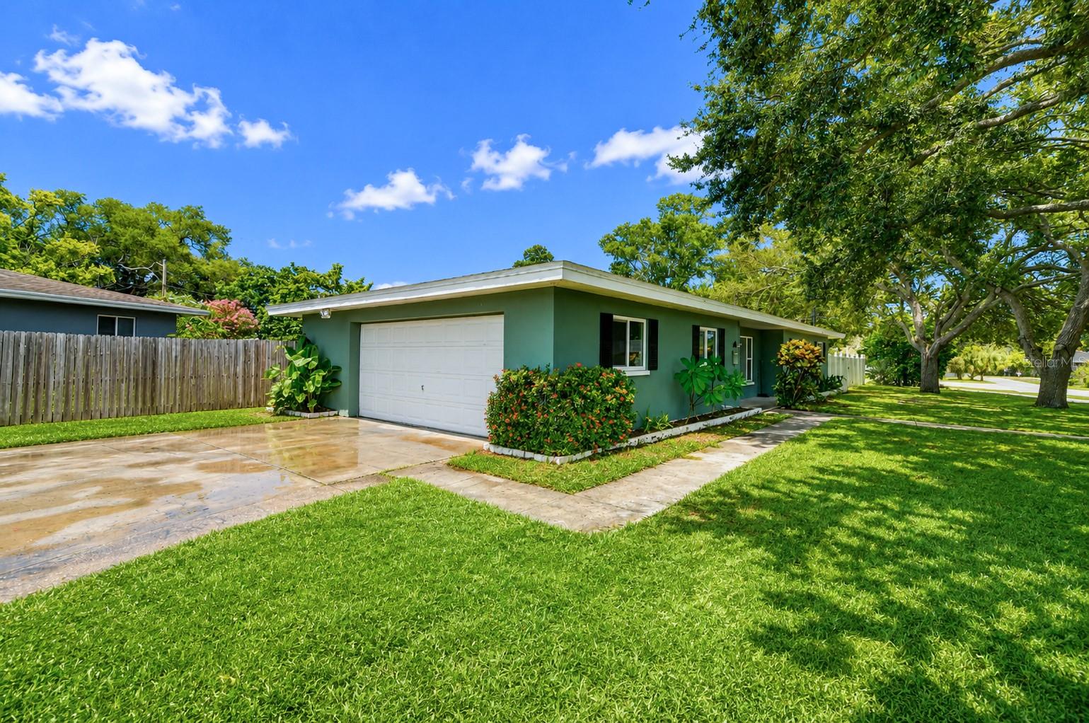 1800 DRUID RD E Property Photo 1