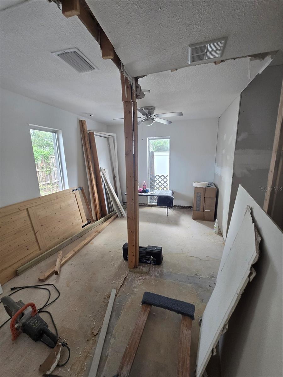908 Grand Central St Property Photo 5