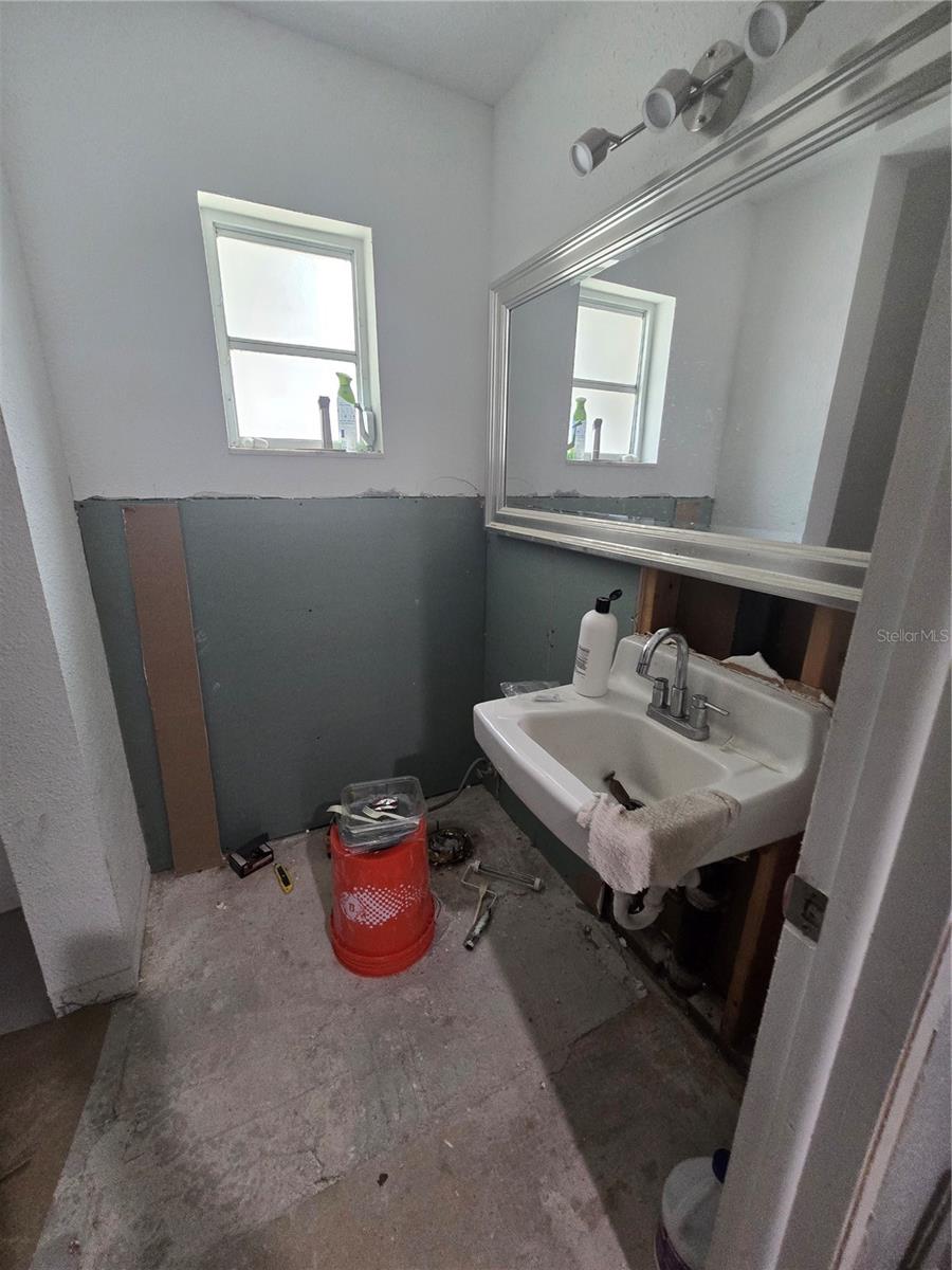 908 Grand Central St Property Photo 15