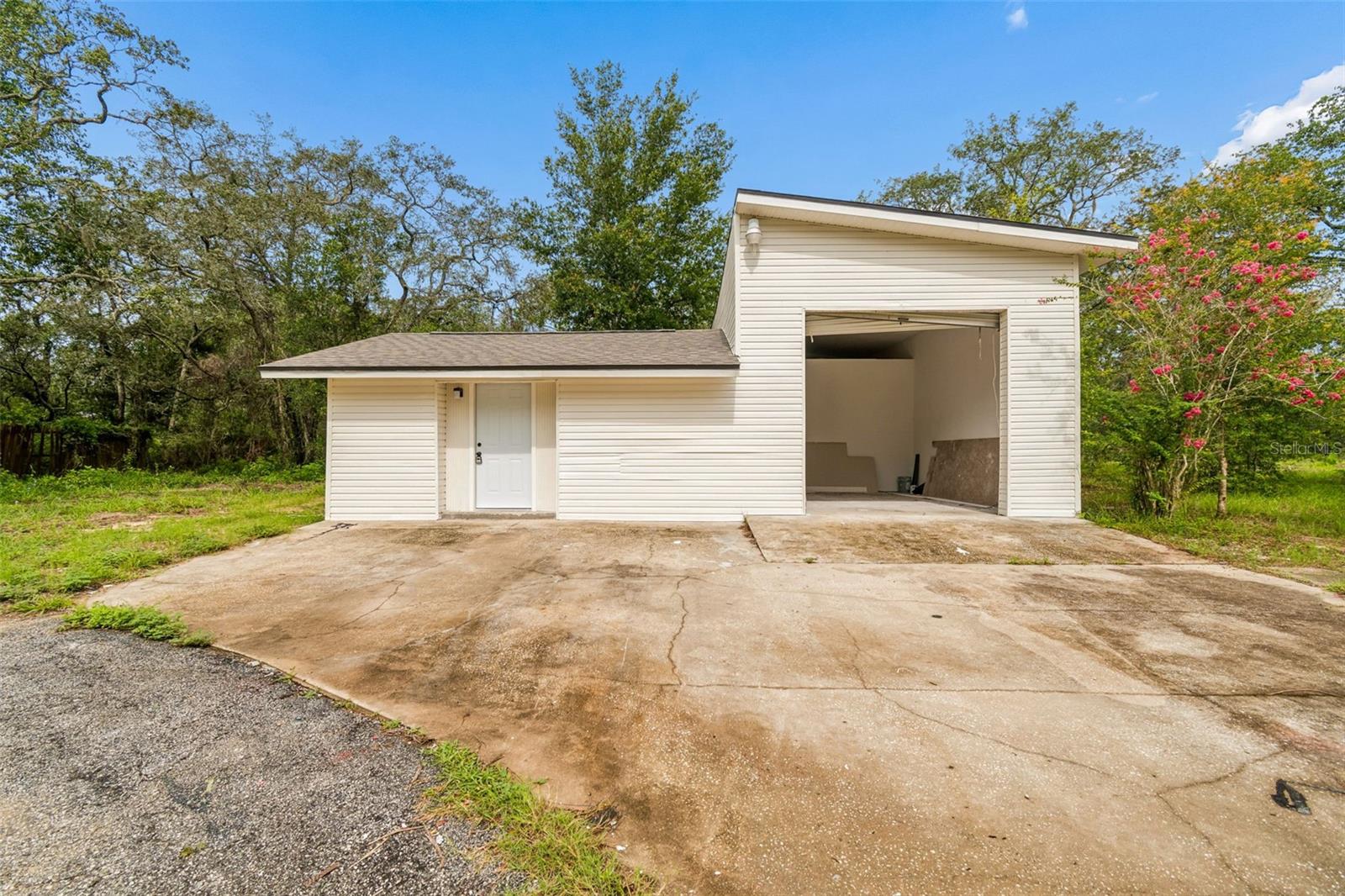 17503 Galveston St Property Photo 6