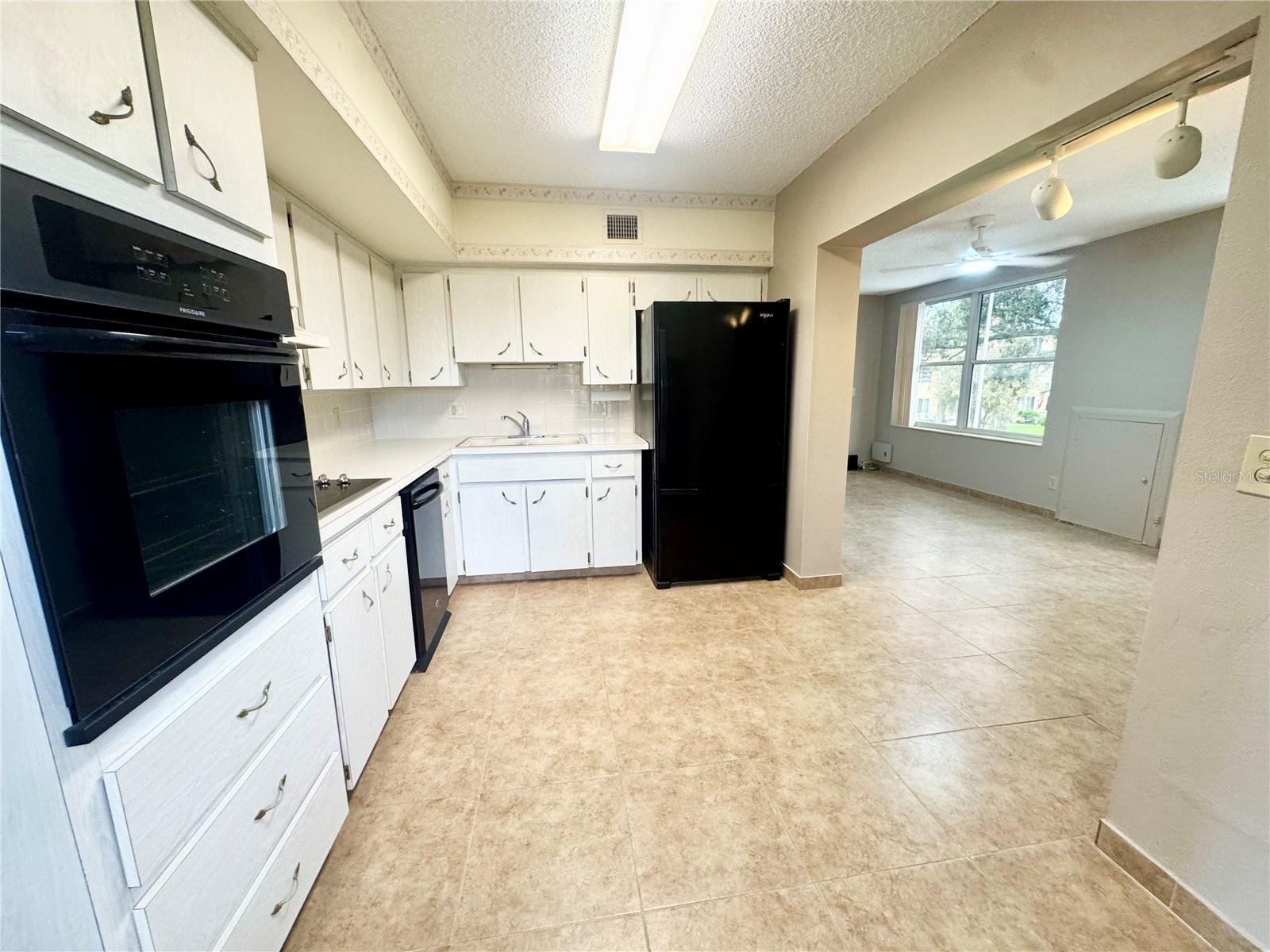 2402 Ecuadorian Way #40 Property Photo 4