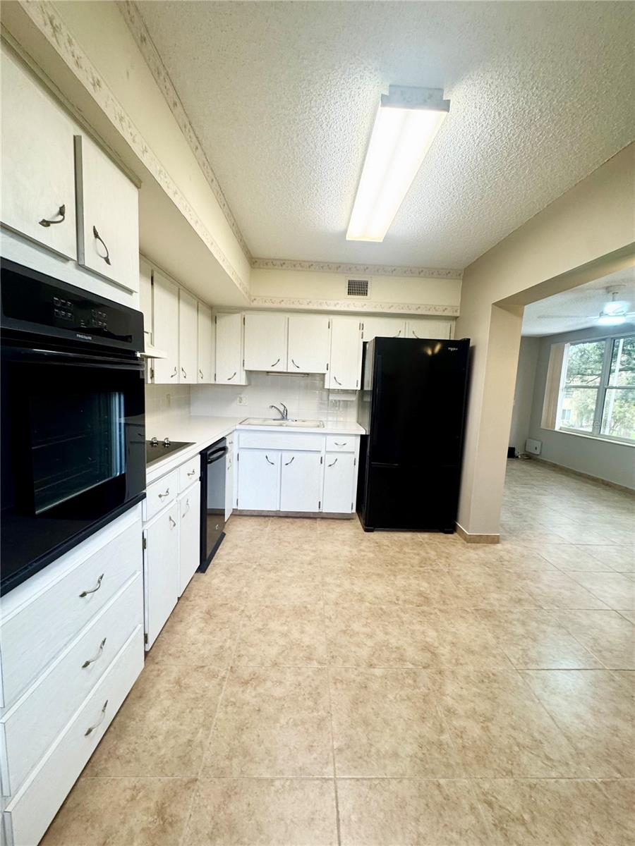 2402 Ecuadorian Way #40 Property Photo 5
