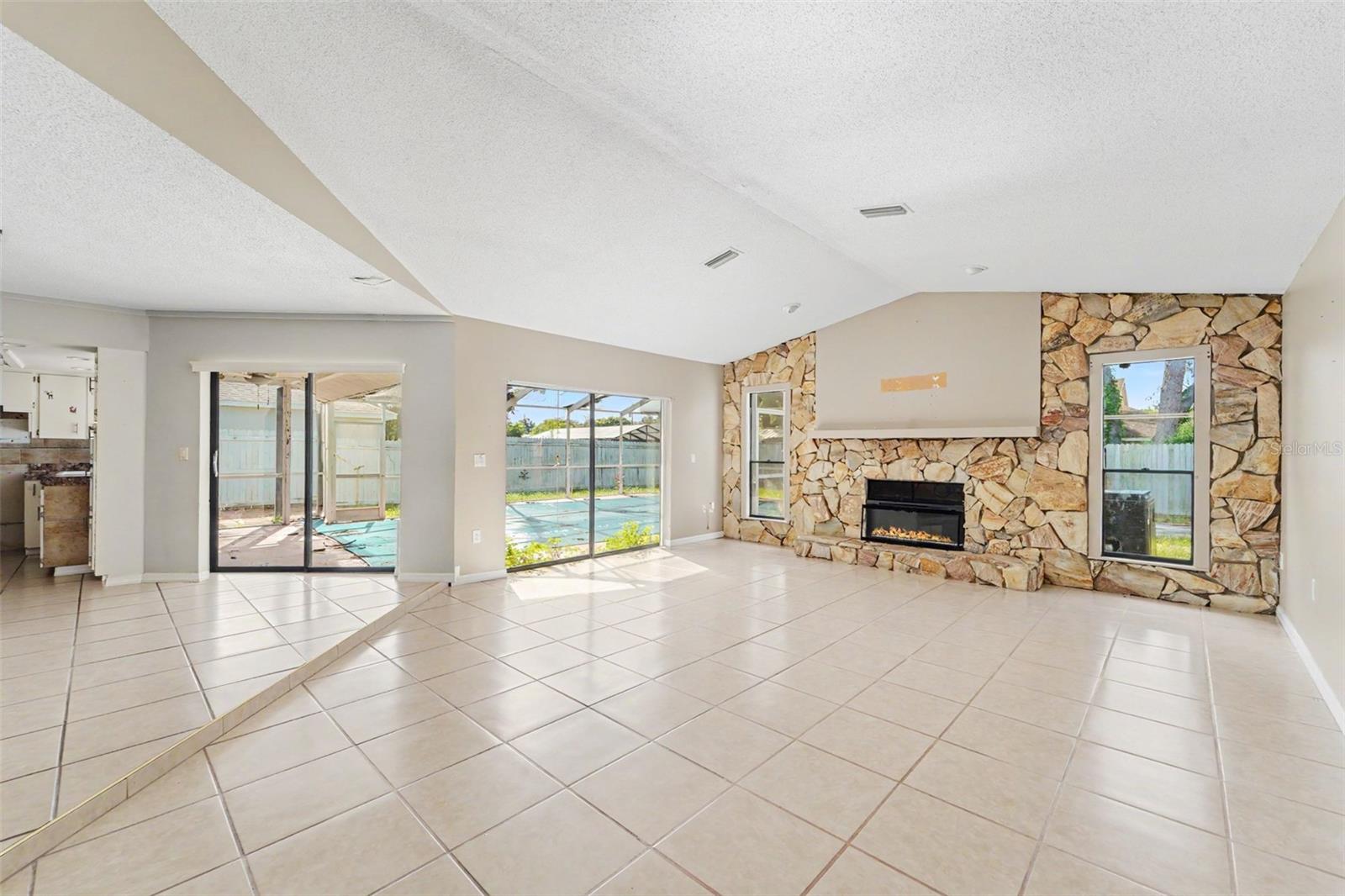 8422 Spring Hill Dr Property Photo 6