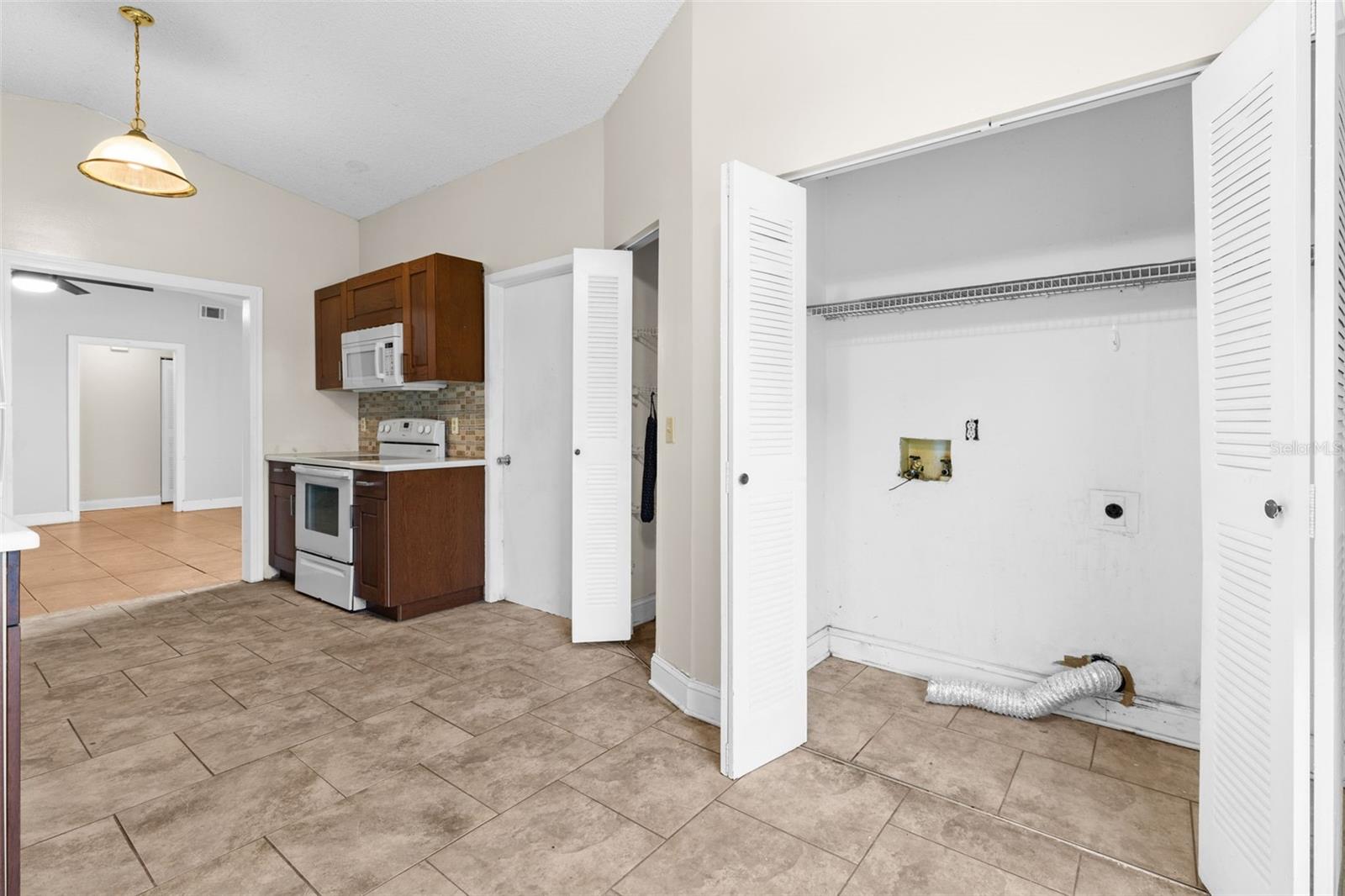 629 Stillview Cir Property Photo 14