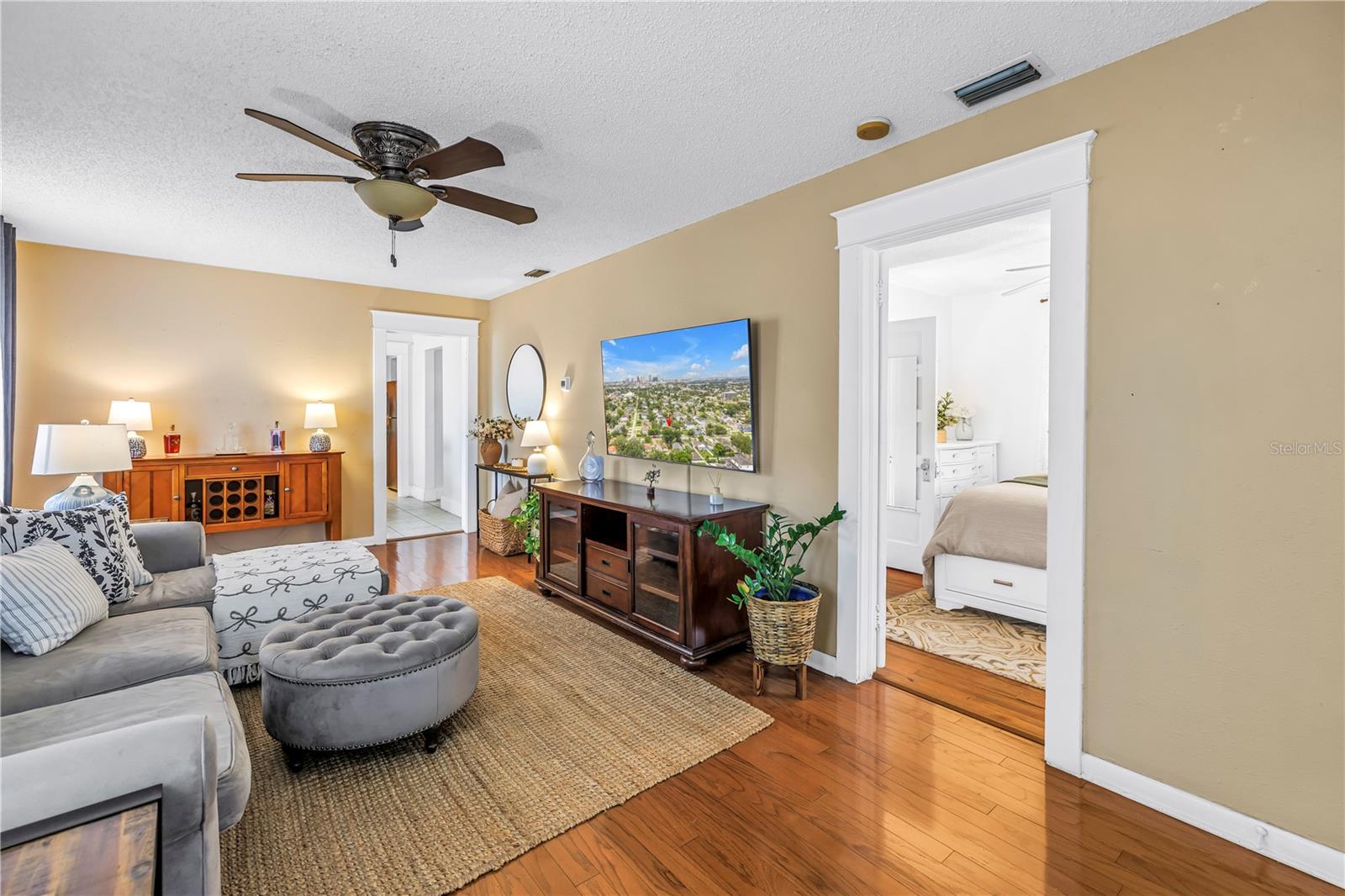 2711 W Fig St Property Photo 6