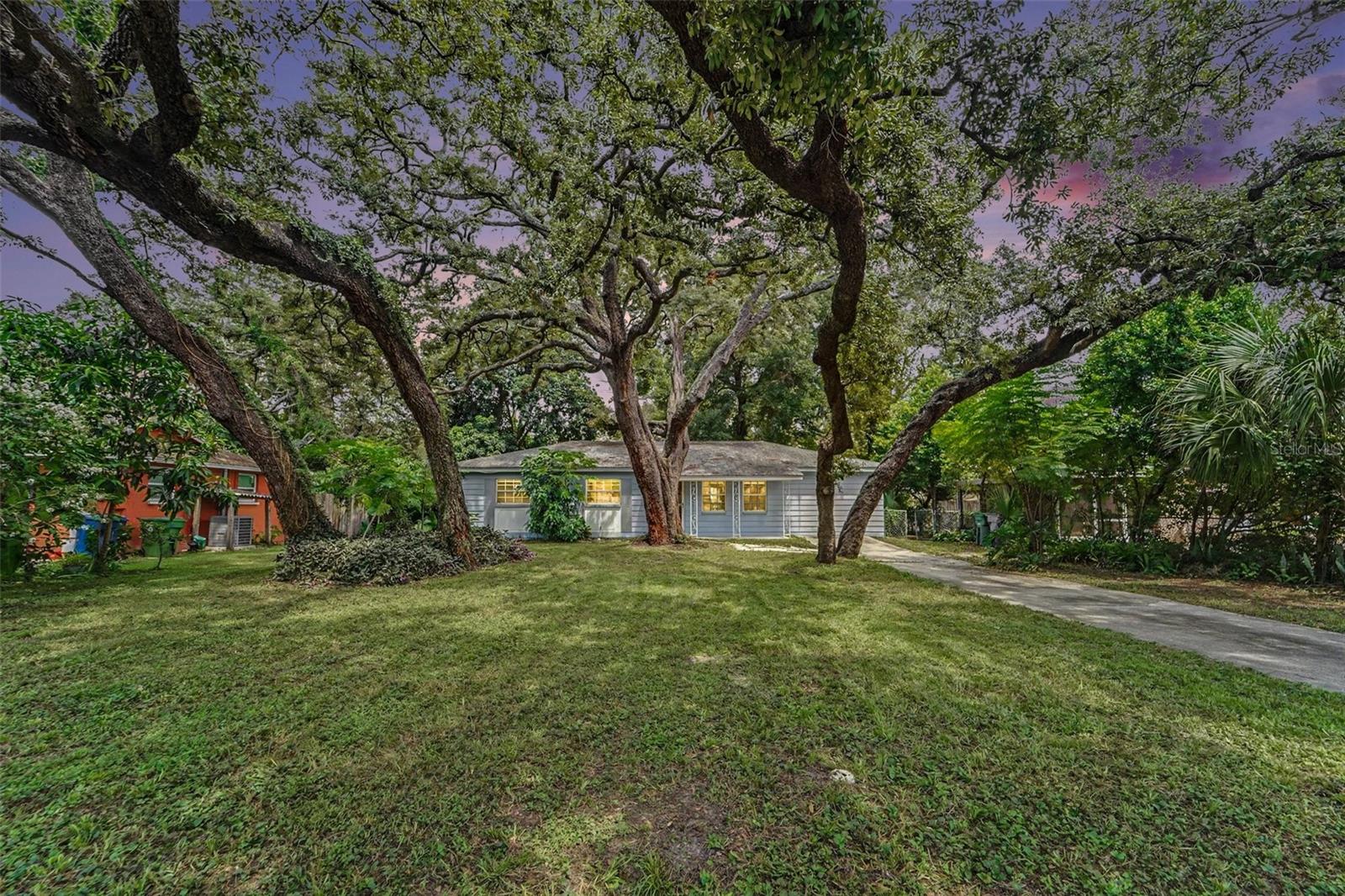 8121 N Ola Ave Property Photo 1