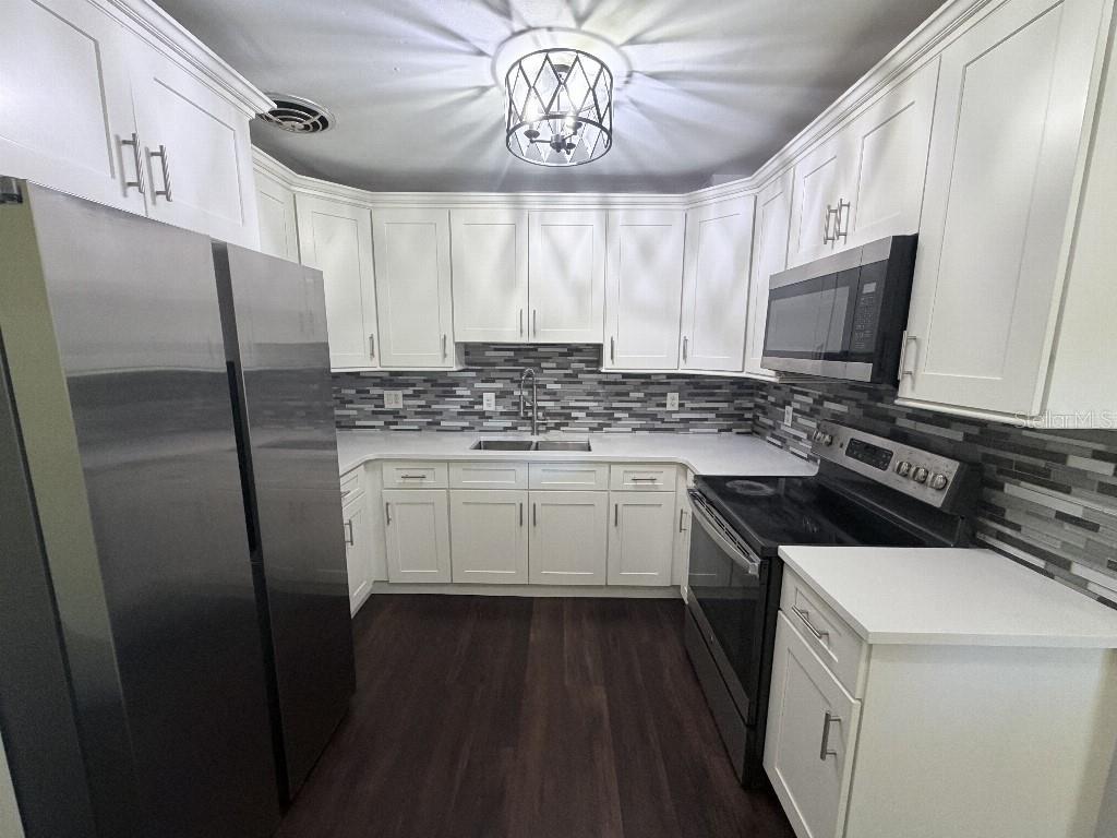 2209 Euclid Cir S Property Photo 18