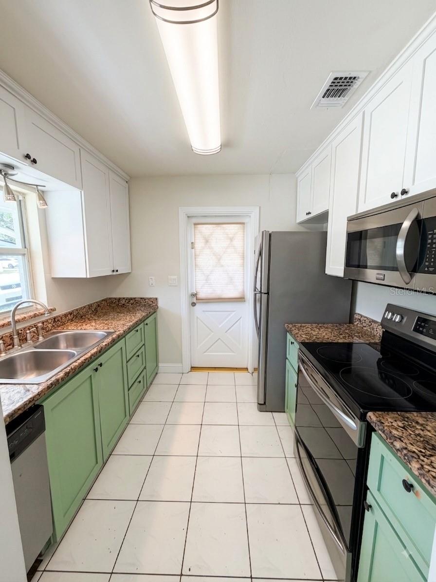 2119 W Henry Ave Property Photo 6