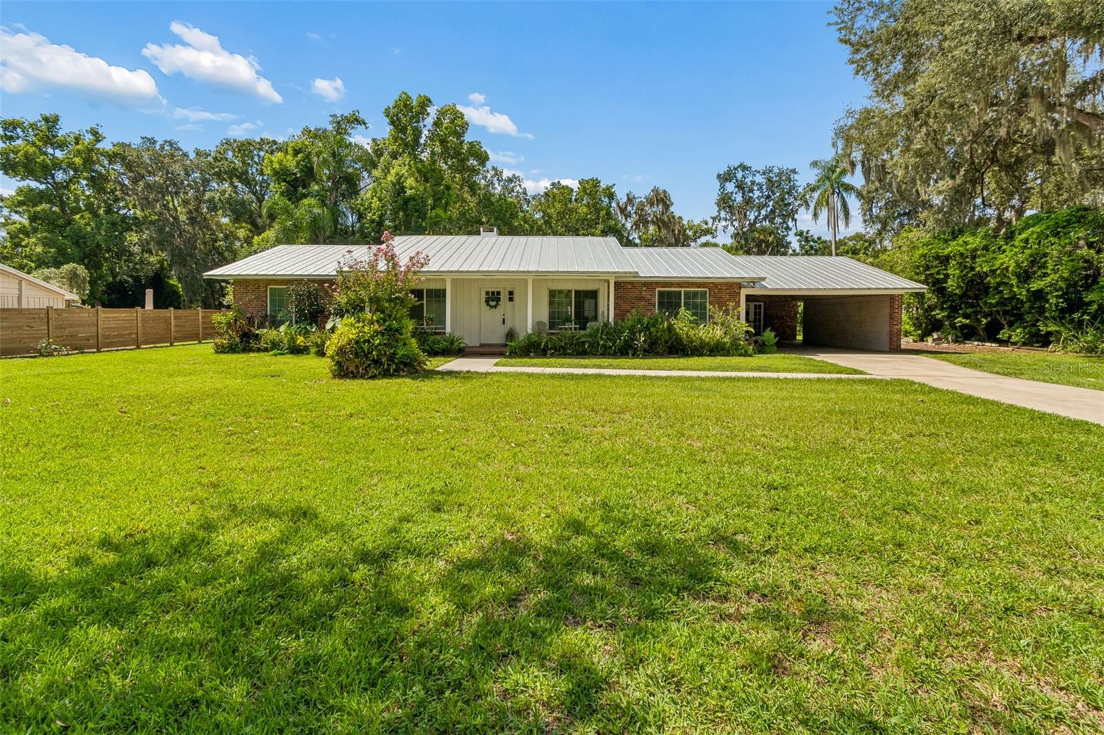909 Tomlinson Dr Property Photo 1