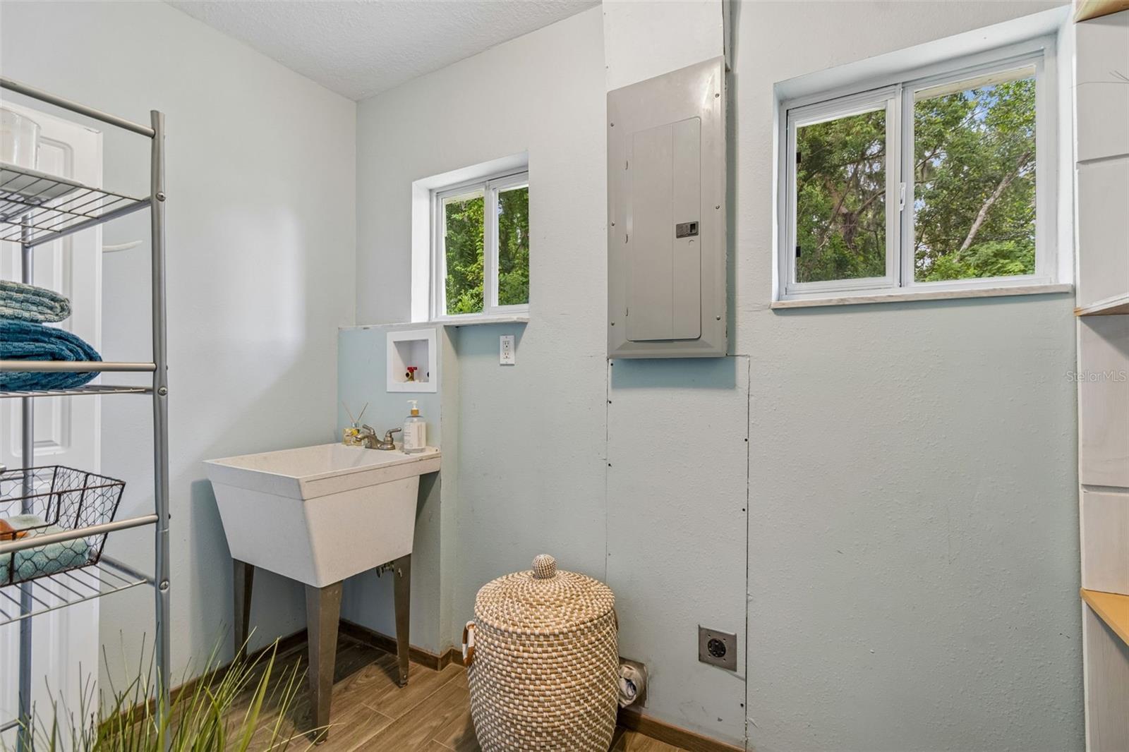 909 Tomlinson Dr Property Photo 35