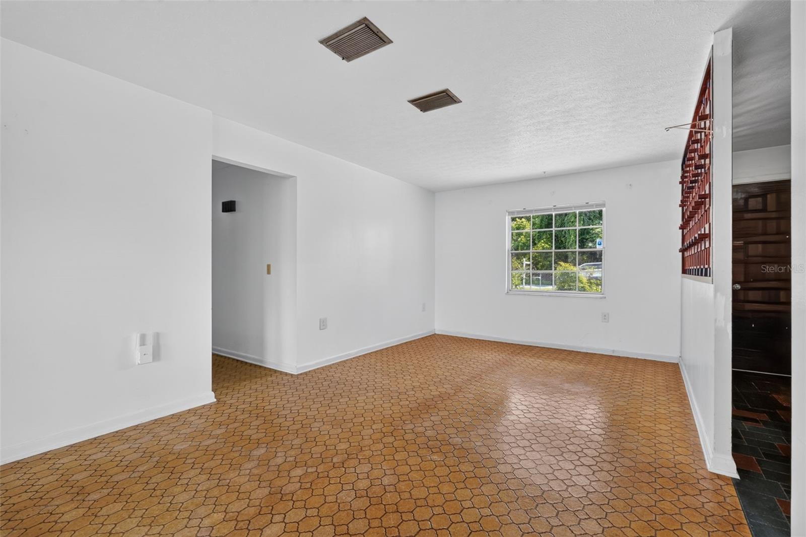 601 Winham St Property Photo 6