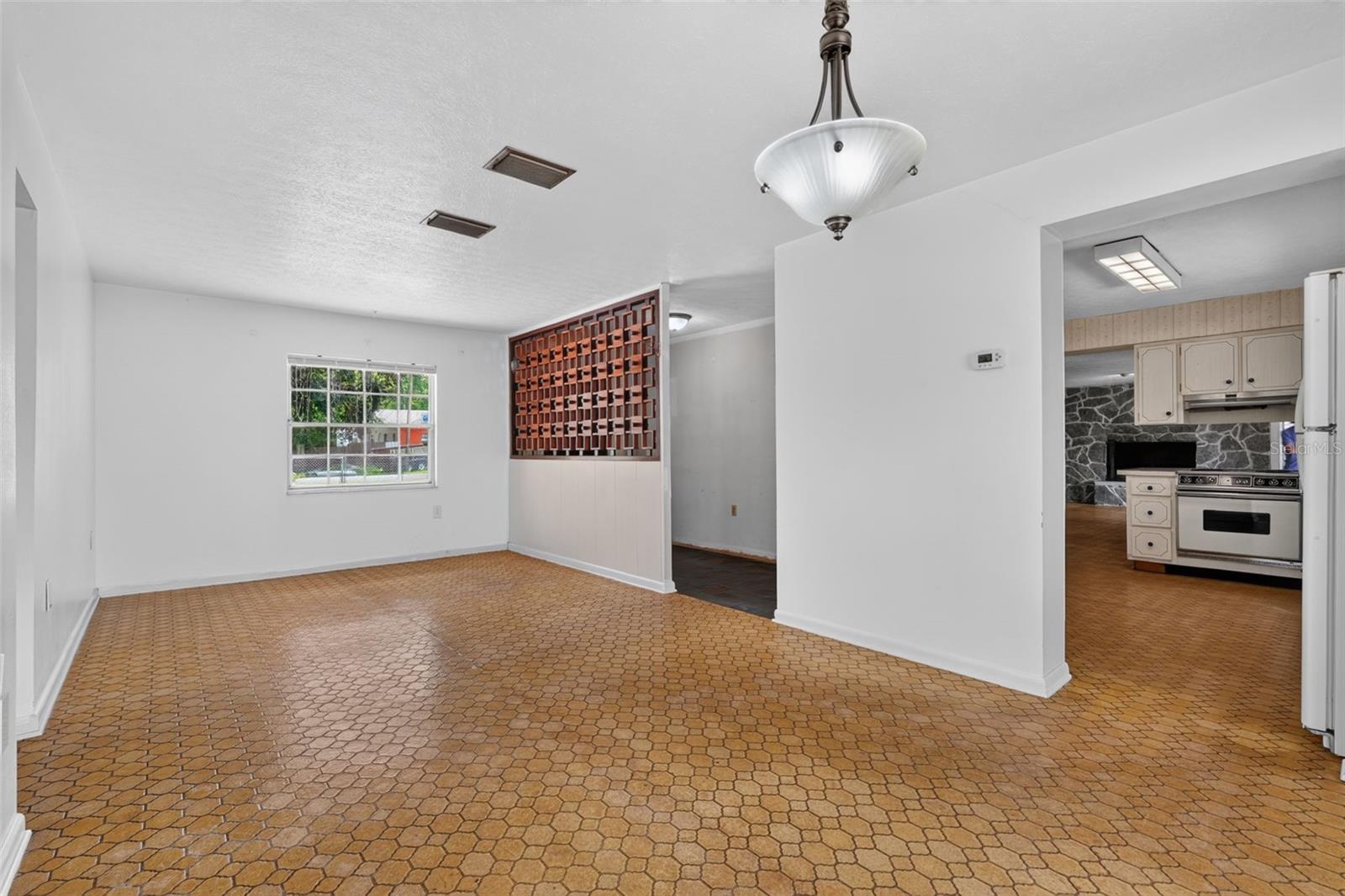 601 Winham St Property Photo 8