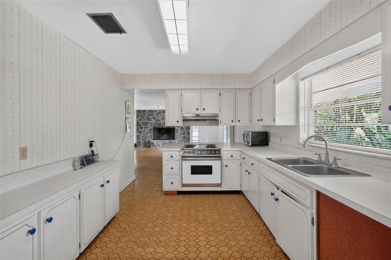 601 Winham St Property Photo 11