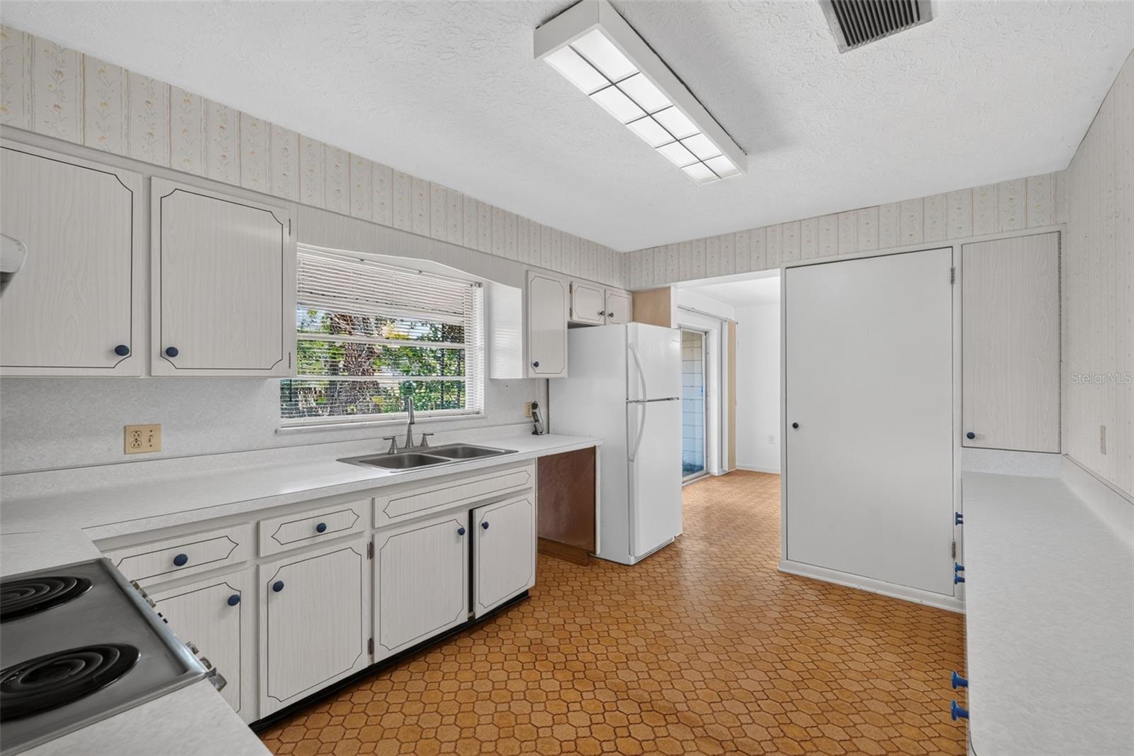601 Winham St Property Photo 12