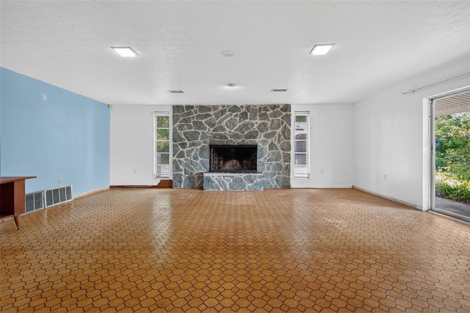 601 Winham St Property Photo 14