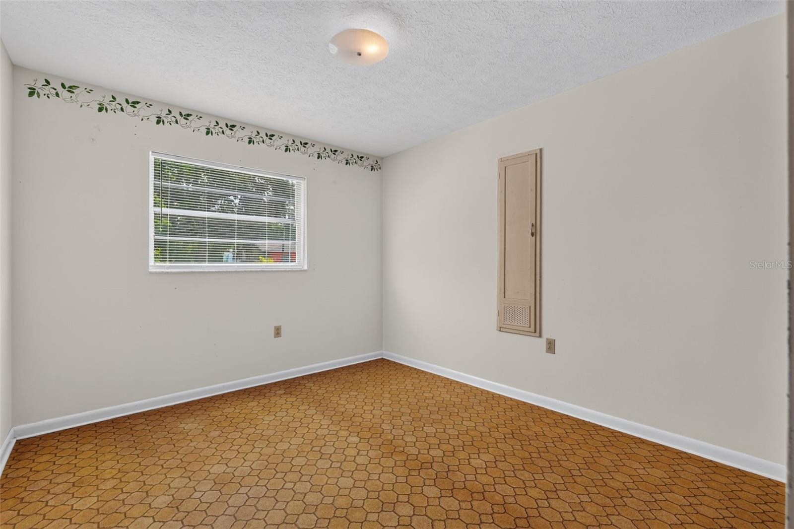 601 Winham St Property Photo 28