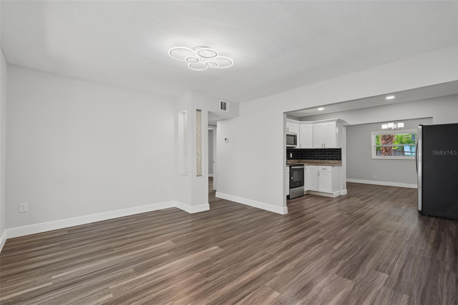 7377 Royal Palm Dr Property Photo 6