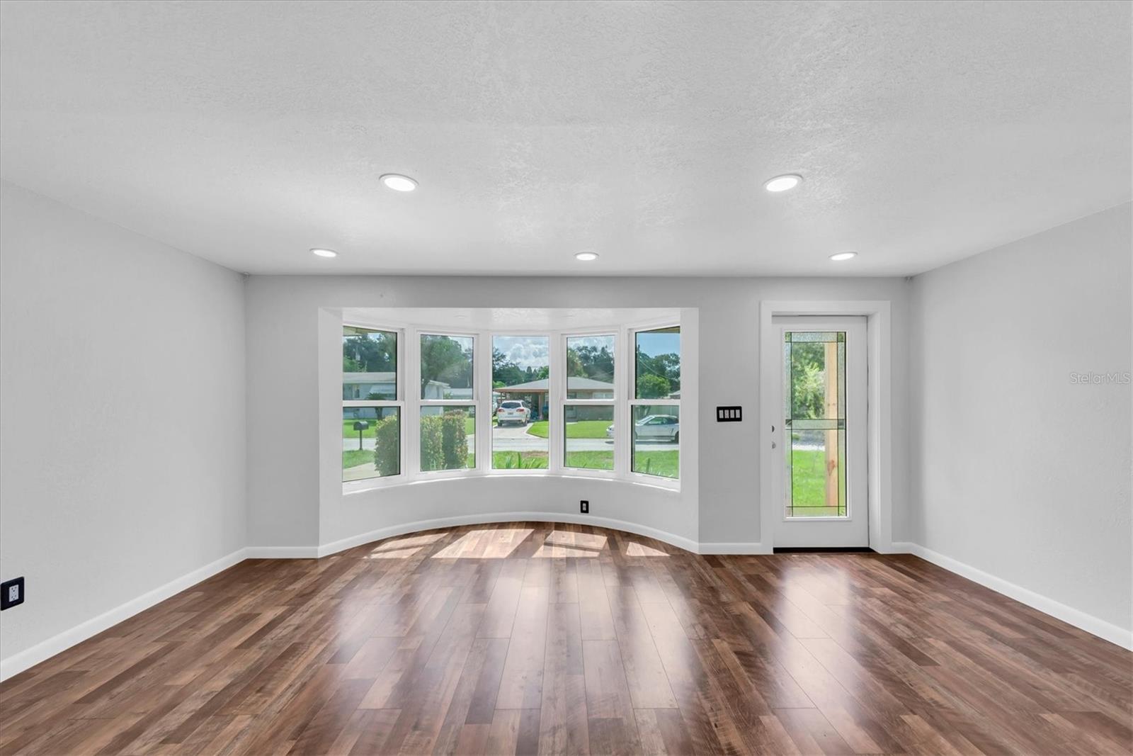 1516 Country Ln W Property Photo 4