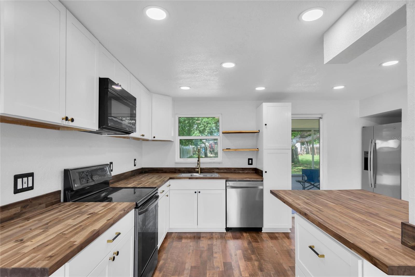 1516 Country Ln W Property Photo 6