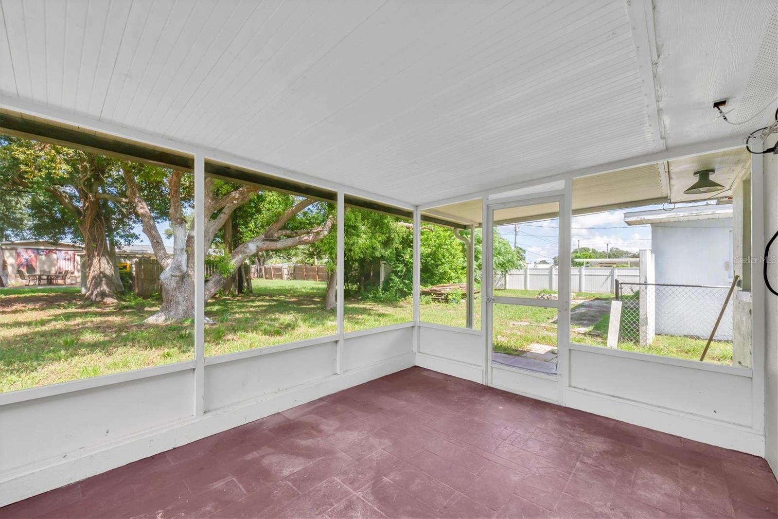 1516 Country Ln W Property Photo 11