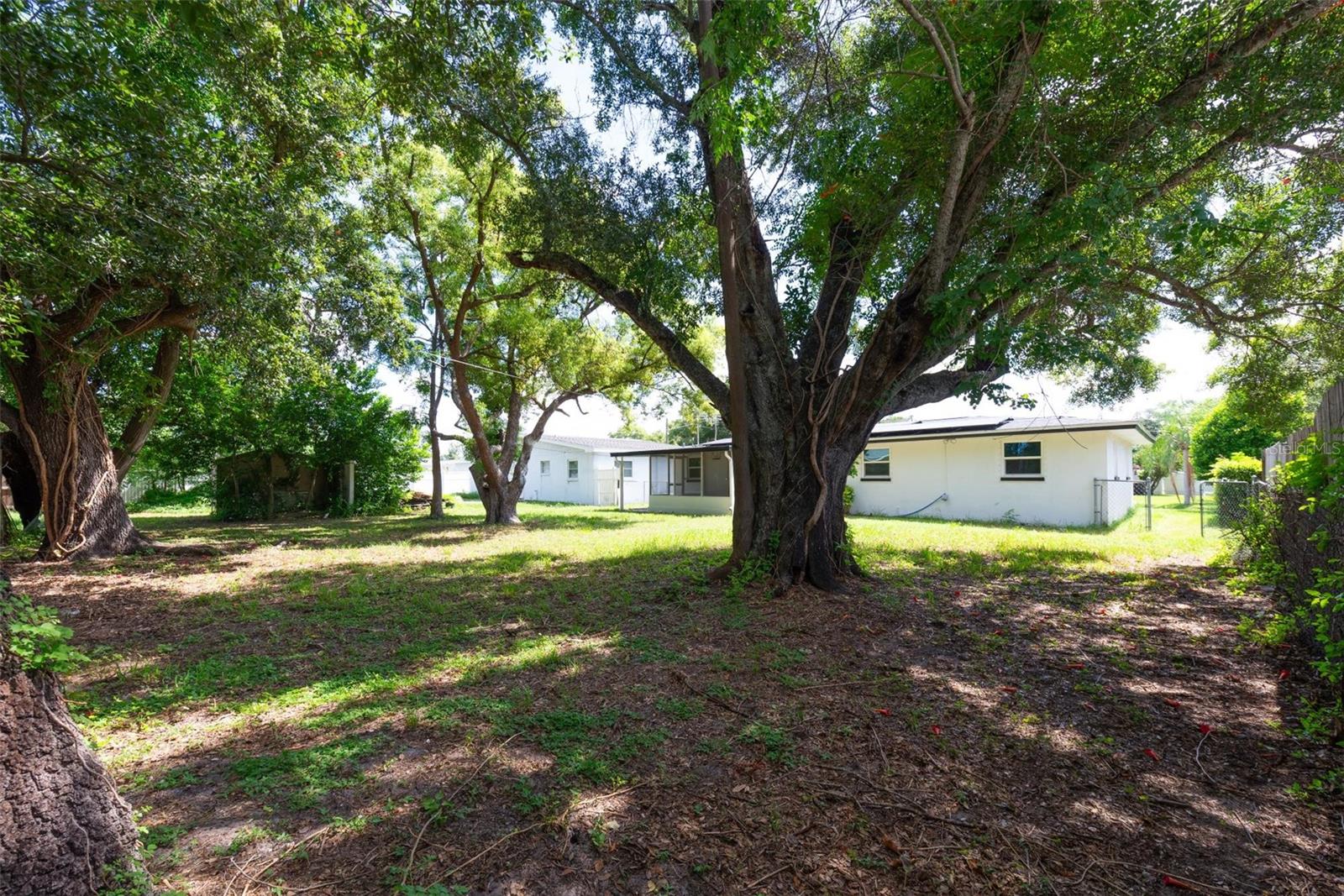1516 Country Ln W Property Photo 14