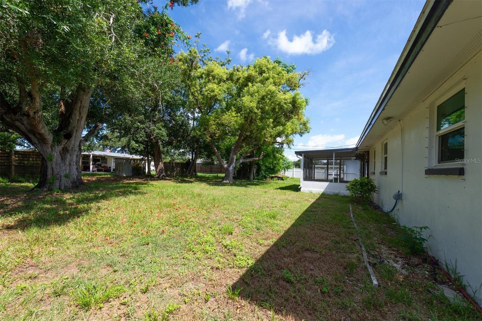 1516 Country Ln W Property Photo 15