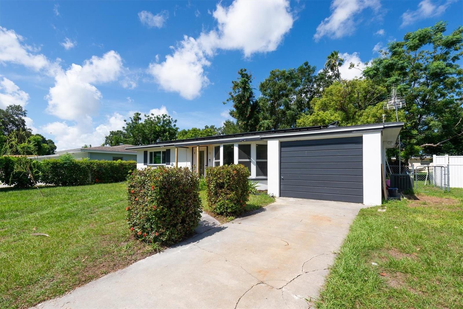 1516 Country Ln W Property Photo 18
