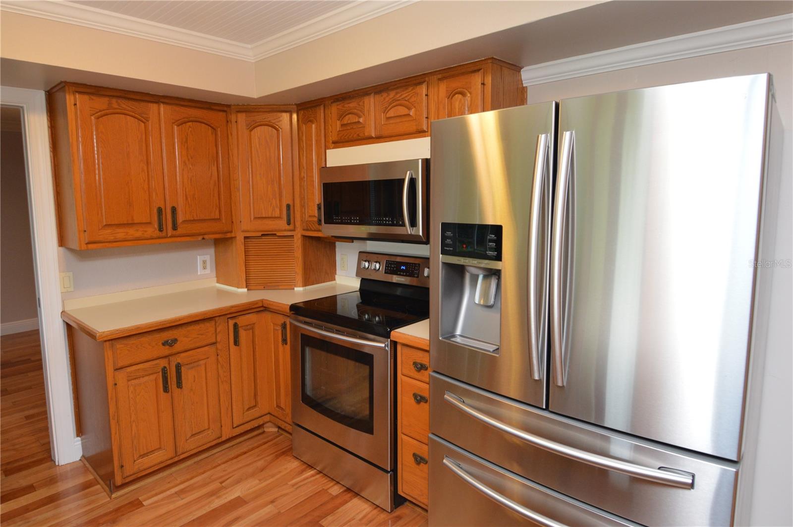981 Damrosch St Property Photo 7