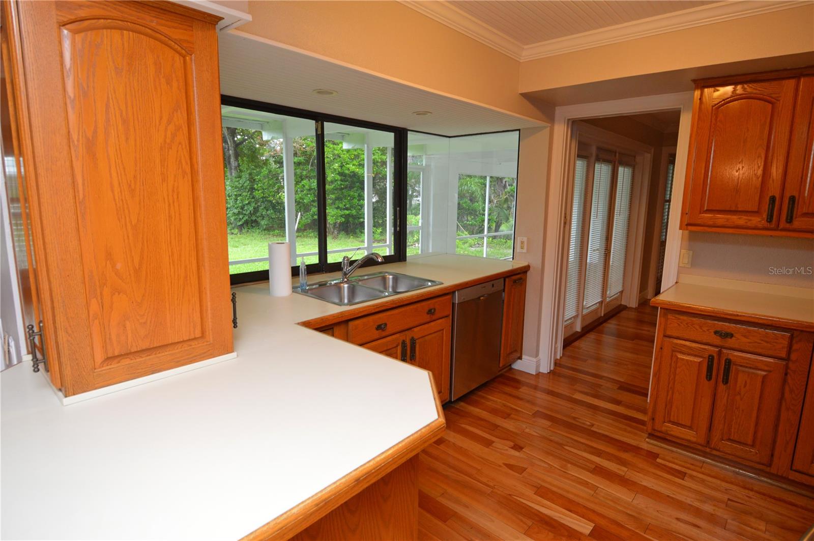 981 Damrosch St Property Photo 10