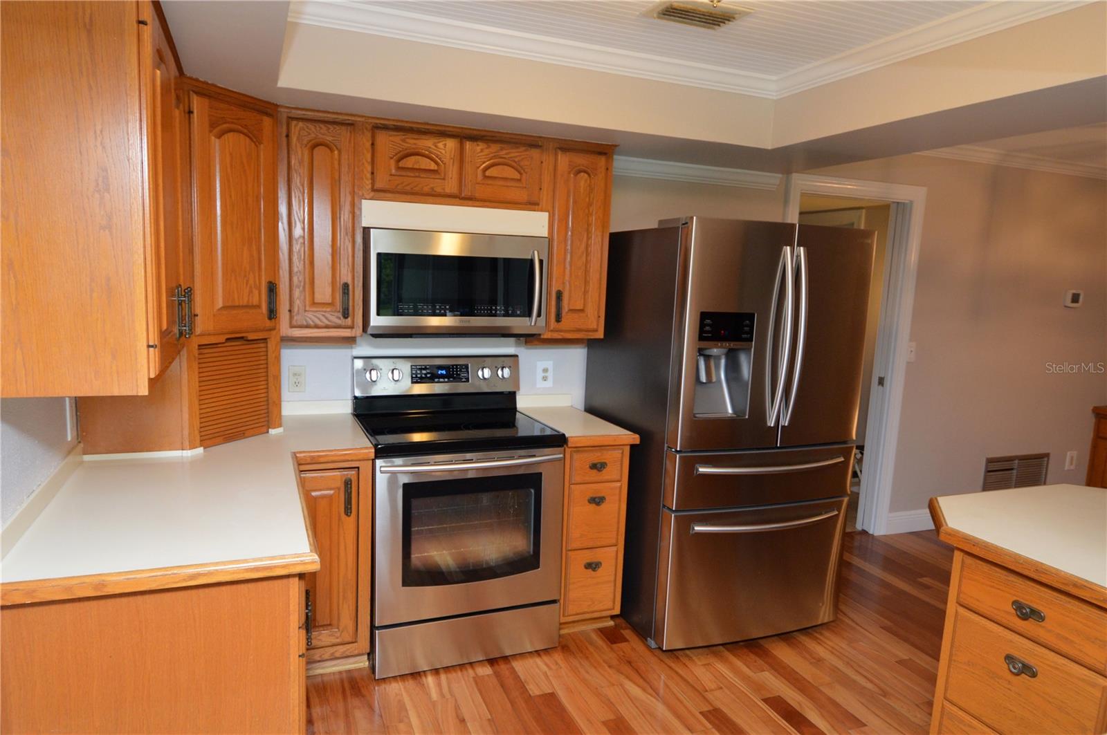 981 Damrosch St Property Photo 11