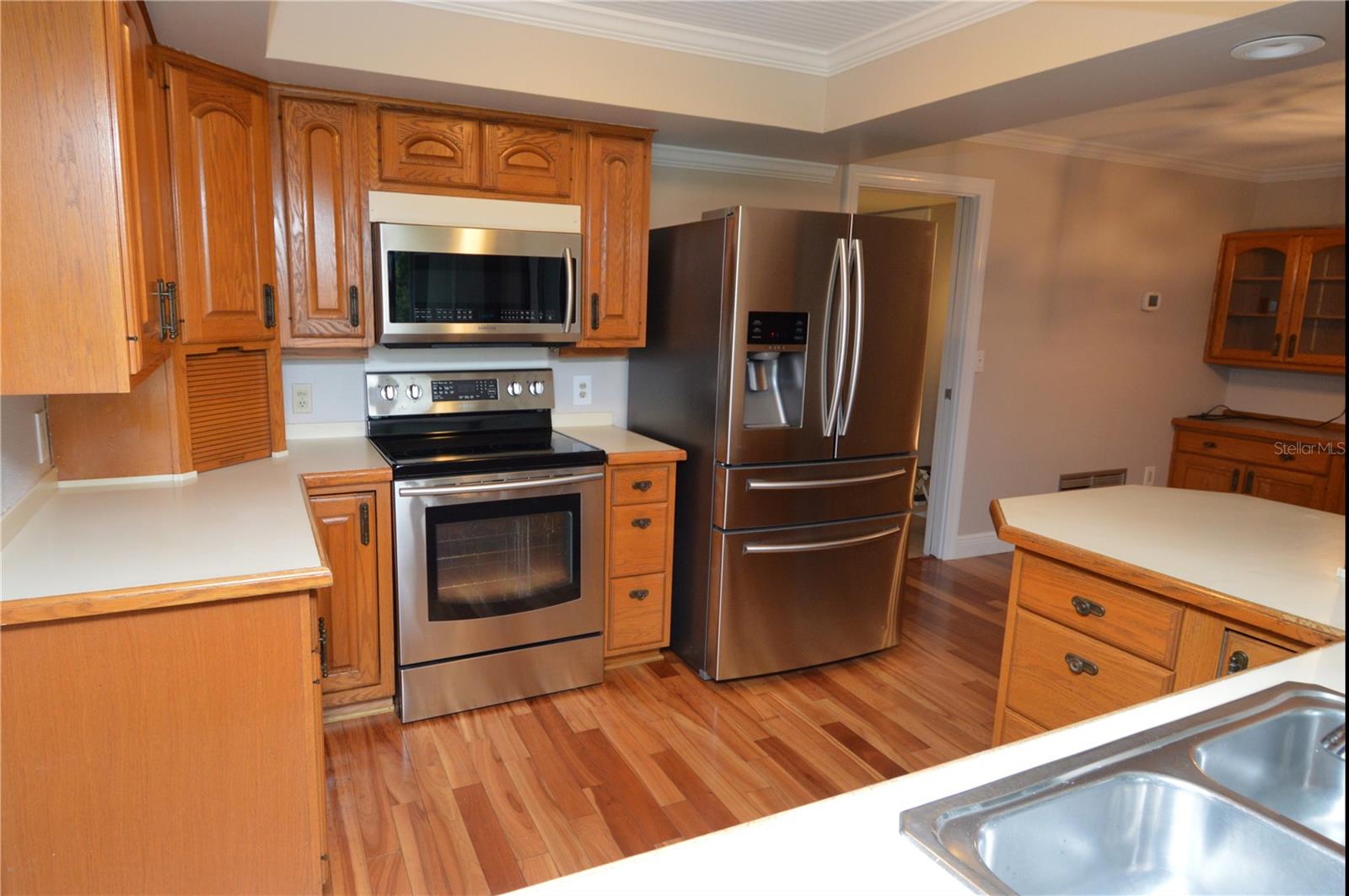 981 Damrosch St Property Photo 12