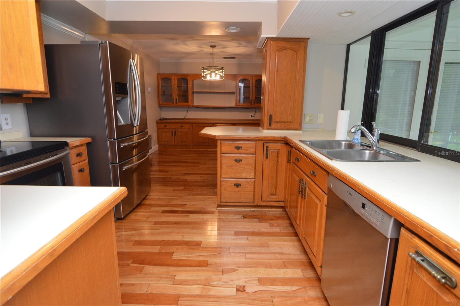 981 Damrosch St Property Photo 13