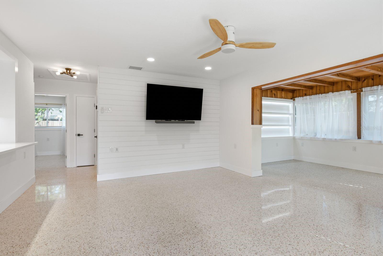 2488 Del Rio Way Property Photo 6