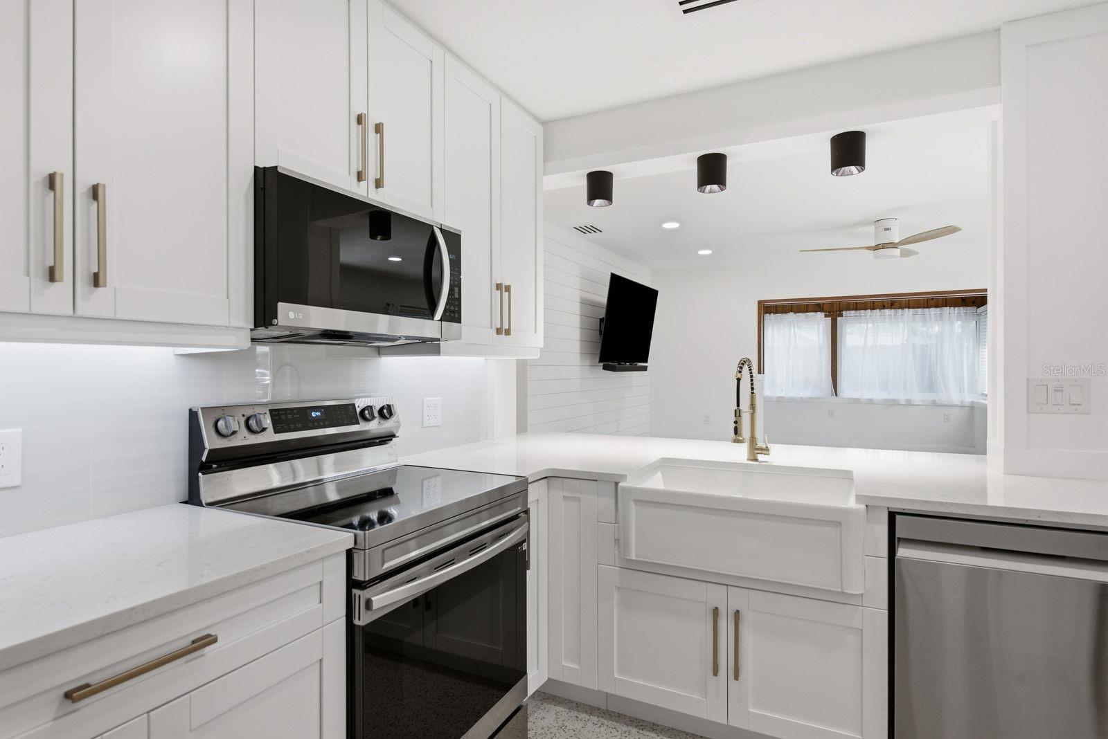 2488 Del Rio Way Property Photo 14