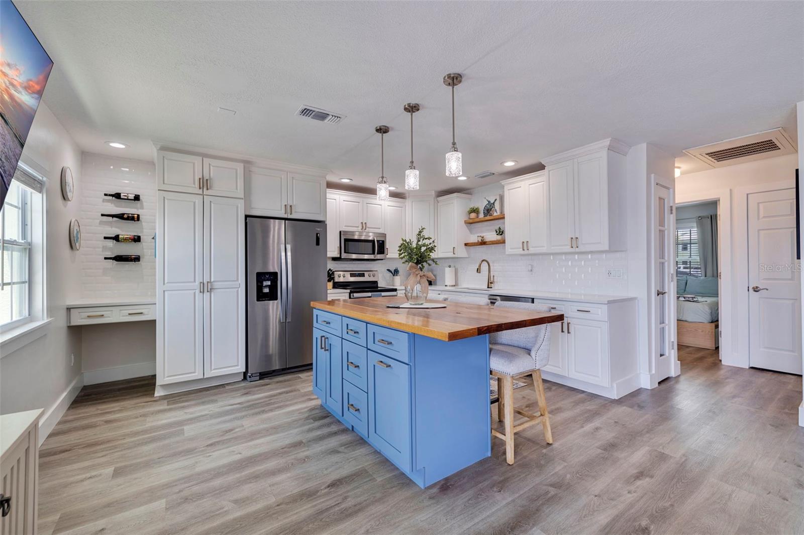 5266 Beach Dr Se #b Property Photo 3