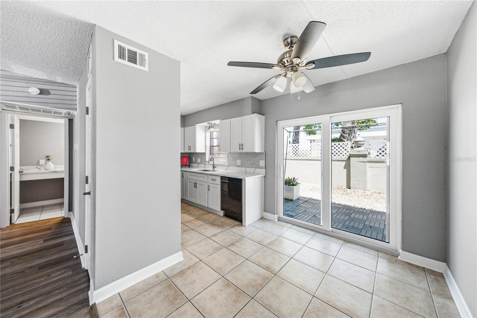 1170 Rue Des Chateaux #1a Property Photo 11