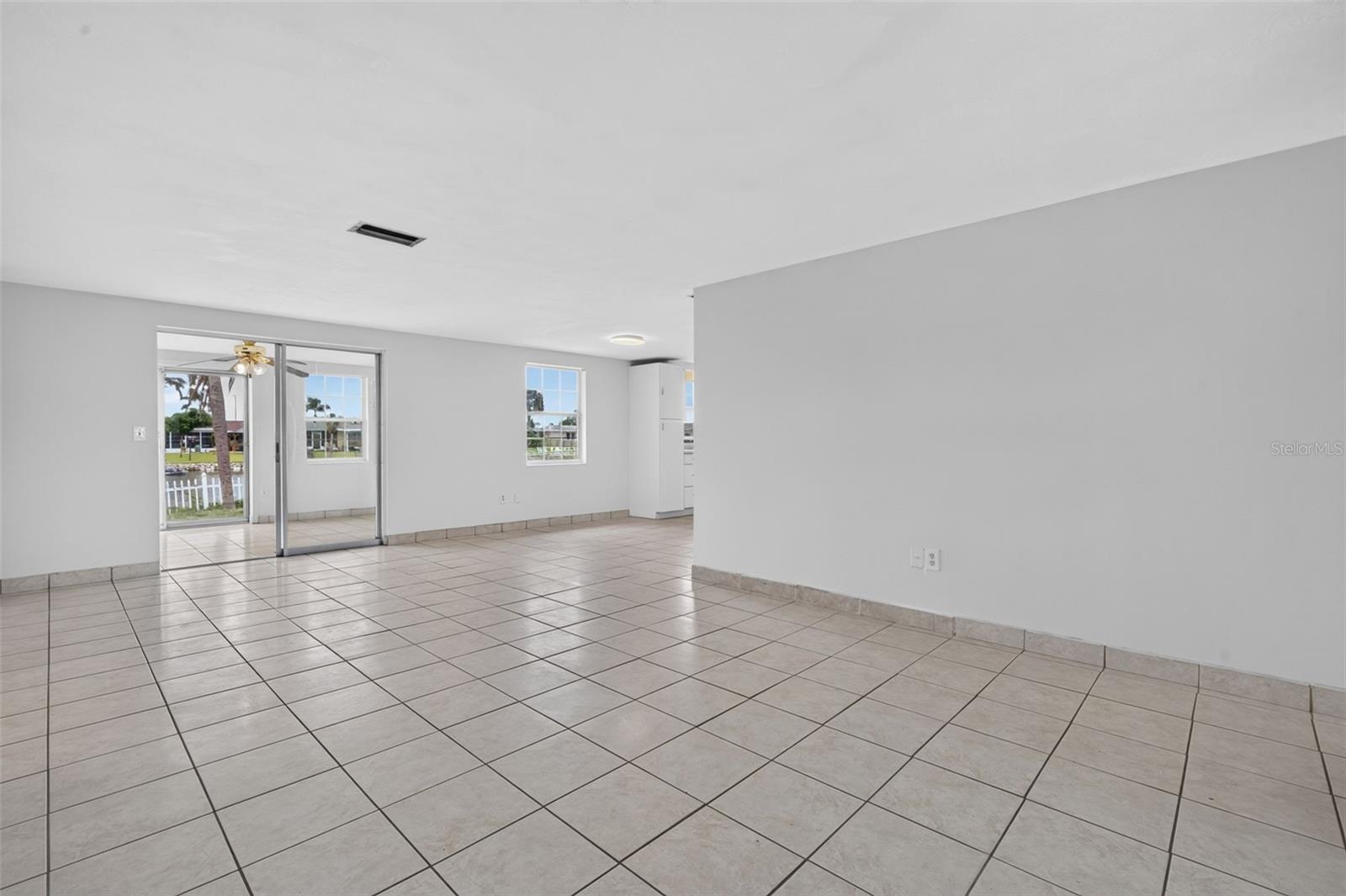 3852 Sunray Dr Property Photo 5