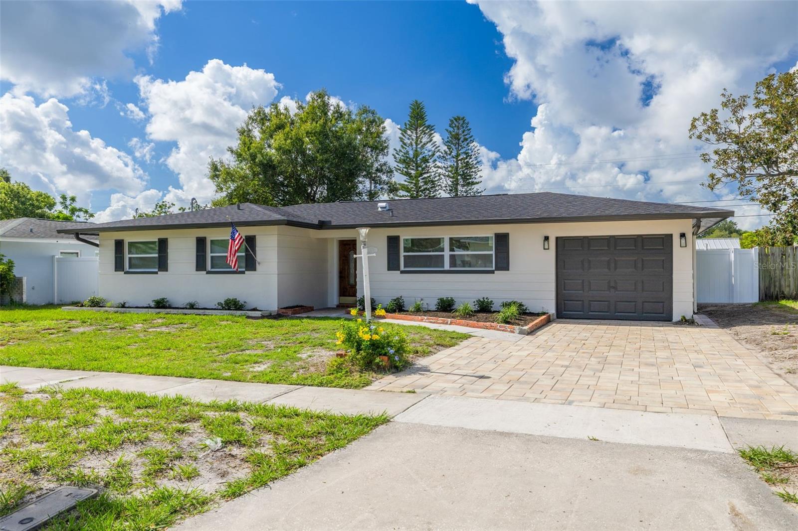 1673 Cambridge Dr Property Photo 1