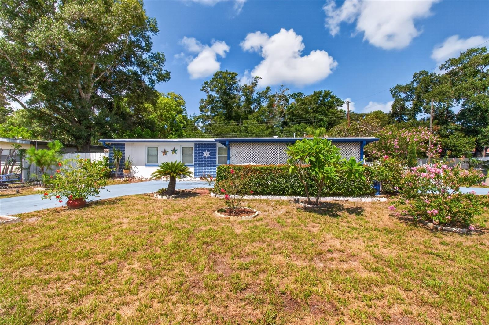 568 Manor Dr Property Photo 1