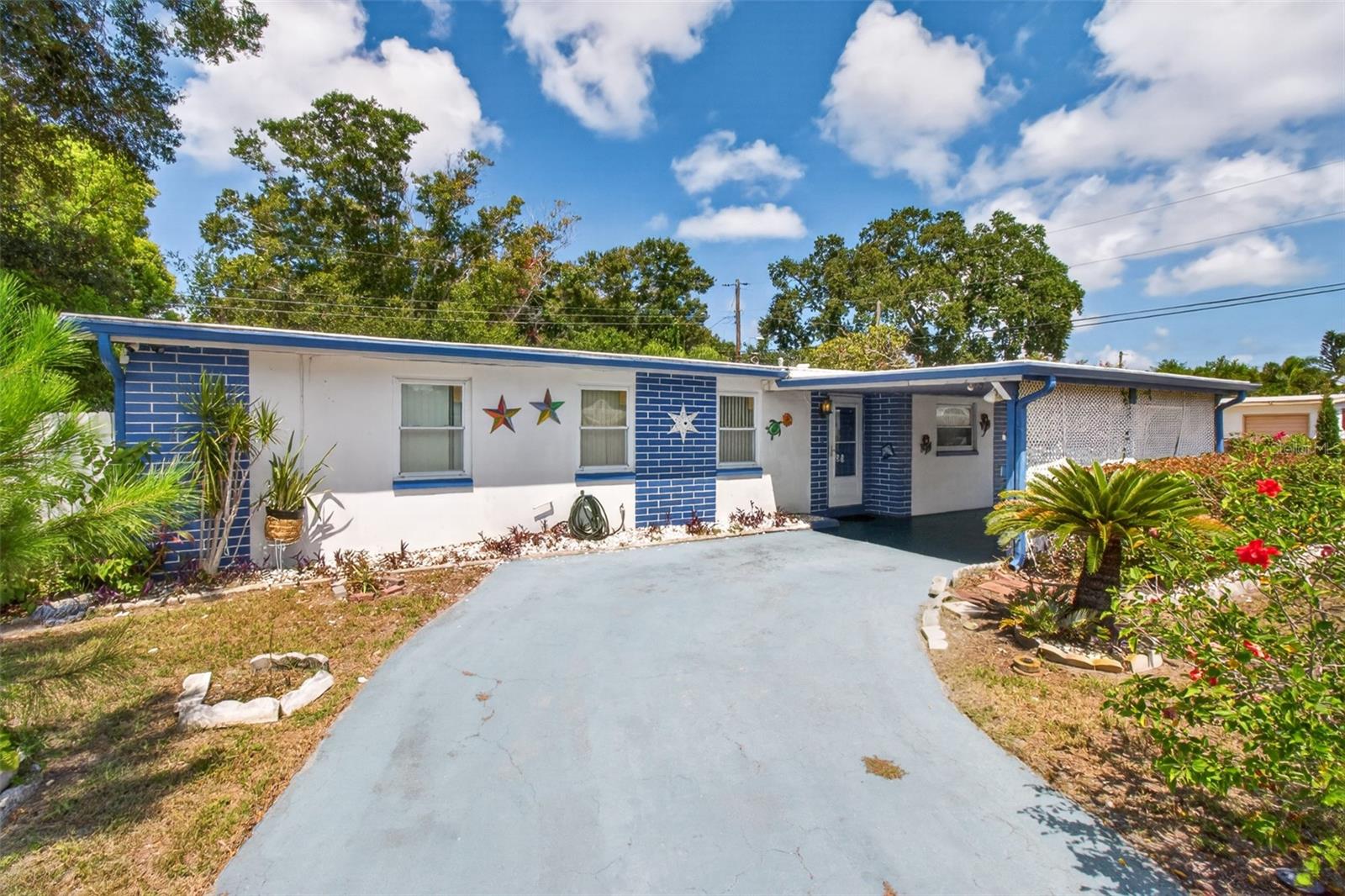 568 Manor Dr Property Photo 3