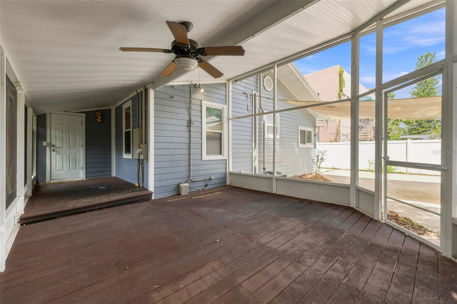 307 E North St Property Photo 21